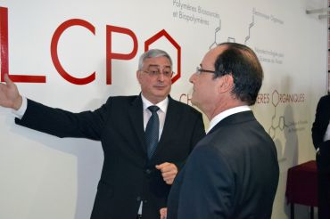 French President François Hollande visits Prof. Georges Hadziioannou's research group at LCPO